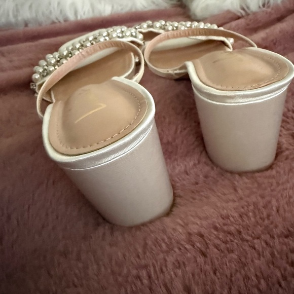 Lulu's Elegant White Pearl Heels - Picture 2 of 3